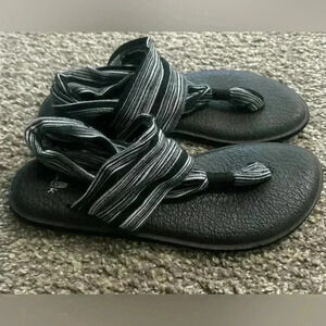 Sanuks black and white, striped sandals. Size 6 yoga sling